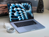 Apple 15-tums MacBook Air med laddare och kabel på ett skrivbord (Bildkälla: Notebookcheck)