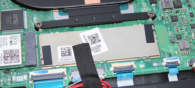RAM-minnet som soldered-on körs i dual-channel mode.