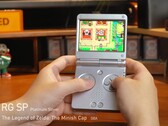 Anbernic RG SP som kör ett GBA-spel.