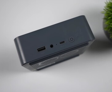 Beelink EQi 304 mini-PC:ns främre I/O-portar med en USB Type-A-port, 3,5 mm ljuduttag, USB-C-port och strömbrytare.