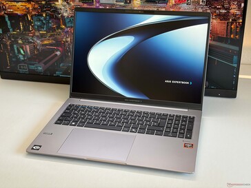 ExpertBook PM5 G2 med en bra IPS-skärm.