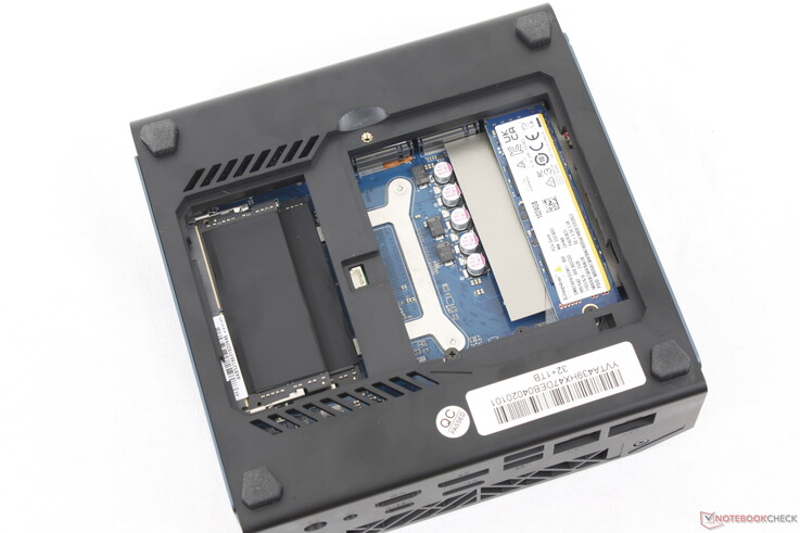 Tre M.2 2280 SSD-kortplatser och två DDR5 SODIMM-kortplatser är lätta att komma åt med en stjärnskruvmejsel