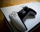 En PlayStation 5-konsol och DualSense-handkontroll. (Bildkälla: Pexels / Pascal)