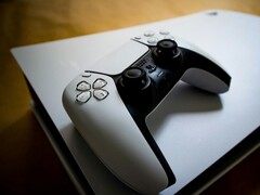 En PlayStation 5-konsol och DualSense-handkontroll. (Bildkälla: Pexels / Pascal)