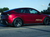 Robotaxin Tesla Model Y i färgen Ultra Red (Bildkälla: @AdanGuajardo/X)