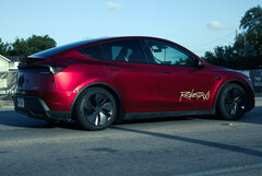 Robotaxin Tesla Model Y i färgen Ultra Red (Bildkälla: @AdanGuajardo/X)