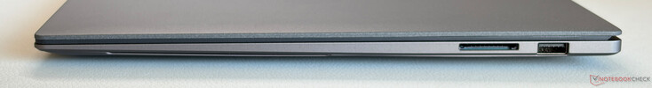 Höger sida: SD-kortläsare, USB-A 3.2 Gen.2 (10 Gbit/s)