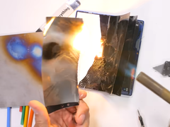 En smartphone i toppklass brinner. (Bildkälla: JerryRigEverything via YouTube)