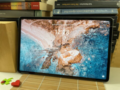 Honor Pad 10 kan laddas med upp till 35 watt. En full laddningscykel slutfördes på relativt korta 1 timme och 48 minuter i våra tester. (Bildkälla: Notebookcheck)