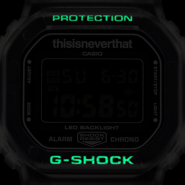 De självlysande markeringarna på urtavlan på Casio G-Shock DW-5600TNT-7 lyser grönt i mörker.