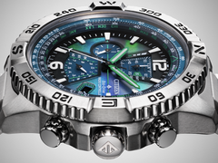 På bilden - en närbild av Citizen Promaster Sky AT8220-55W urtavla och boett mot en bakgrund av ljusgradienter. (Bildkälla: Citizen HK)