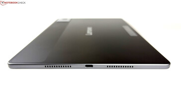Höger: Högtalare, USB-C 2.0, högtalare