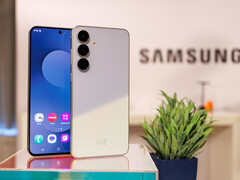 Bra prestanda och funktioner till ett alltmer attraktivt pris: Galaxy S25 FE i en recension. (Bildkälla: Daniel Schmidt)