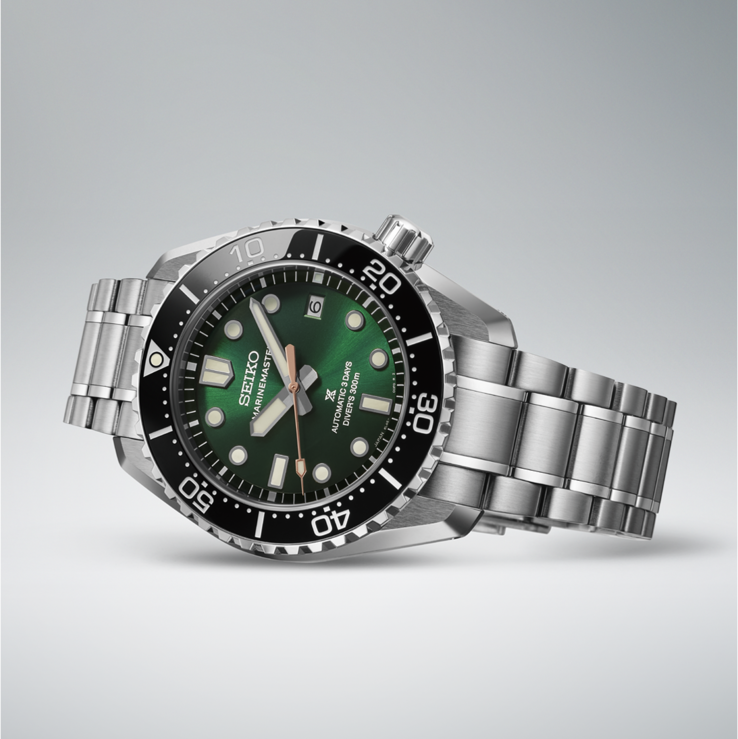 HBF003J1 vilande på sidan, vilket framhäver boetten i rostfritt stål på 42,6 mm, de fasetterade bandhornen, den svarta bezeln, den gröna urtavlan och den integrerade länken.