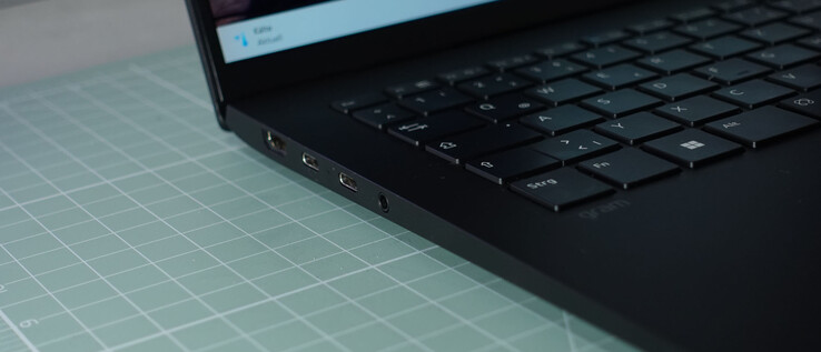 HDMI, 2 x USB-C med Thunderbolt, DP och PD, 3,5-mm-headsetanslutning