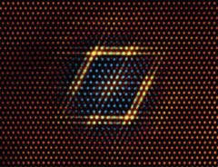 Vid tillsats av en halv procent litium förändras den sfärliknande fällningen i Cu-Ta-systemet till en stabil kuboidal struktur (bilden). (Bildkälla: SciTechDaily)