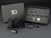 Ricoh GR IV 30th Anniversary Edition Kit levereras med minnesvärda tillbehör och pins.
