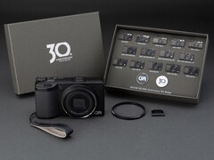 Ricoh GR IV 30th Anniversary Edition Kit levereras med minnesvärda tillbehör och pins.