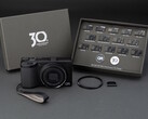 Ricoh GR IV 30th Anniversary Edition Kit levereras med minnesvärda tillbehör och pins.