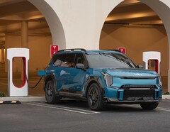 En Kia EV som använder en Supercharger. Tesla har öppnat sitt laddningsnätverk för Kia EVs i Nordamerika (Bildkälla: Kia)