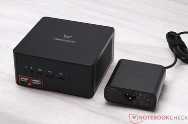 Minisforum EliteMini UM890 med en strömförsörjningsenhet. (19 V, 6,32 A) (Bildkälla: Notebookcheck)