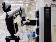 Walker S2-roboten byter sitt eget batteri. (Bildkälla: UBTech/YT)