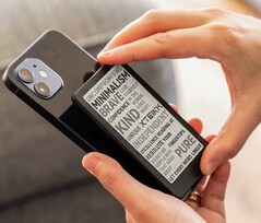 Med en 4,3-tums skärm är e-läsaren Xteink X4 Pro extremt kompakt.