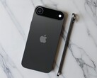 Den kommande Apple iPhone 17 Air ryktas allmänt vara bara 5,5 mm tunn. (Bildkälla: zellzoi, redigerad)
