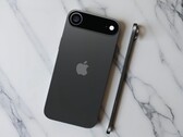 Den kommande Apple iPhone 17 Air ryktas allmänt vara bara 5,5 mm tunn. (Bildkälla: zellzoi, redigerad)