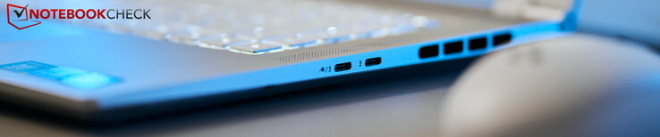 Höger: 2x Thunderbolt 4 (2x DP, 1x PD)