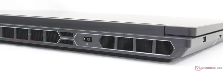 Baksida: HDMI 2.1, AC-adapter