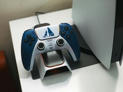 En anpassad DualSense-kontroll med God of War-tema vilar på en laddningsdocka framför en PlayStation 5-konsol. (Bildkälla: FOX ^.ᆽ.^= ∫)