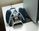 En anpassad DualSense-kontroll med God of War-tema vilar på en laddningsdocka framför en PlayStation 5-konsol. (Bildkälla: FOX ^.ᆽ.^= ∫)