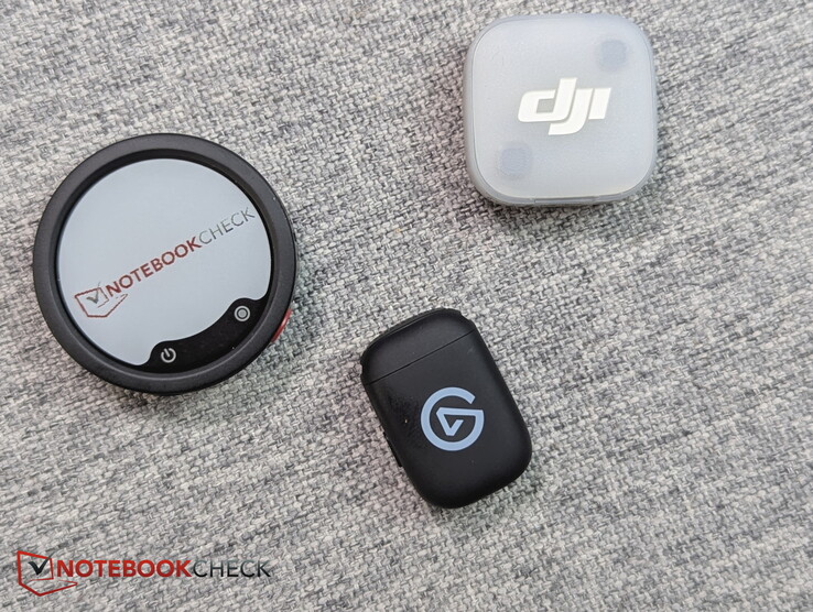 Nederst: Elgato Wave Go (med ett fett fingeravtryck); överst: DJI Mic Mini; till vänster: Insta360 Mic