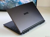 RTX 5070 Ti Laptop och upp till 128 GB RAM i en hybrid för spel/arbetsstation - XMG Pro 16 (E25) recension av bärbar dator