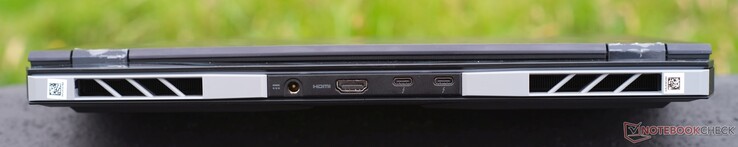 På baksidan: Laddningsanslutning, HDMI 2.1, 2x Thunderbolt 4