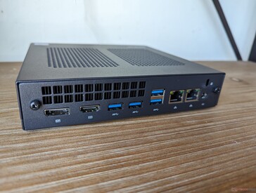 På baksidan: DisplayPort 1.4, HDMI 2.0, 4x USB-A (5 Gbps), 2x RJ-45 (2,5 Gbps), Kensingtonlås, nätadapter