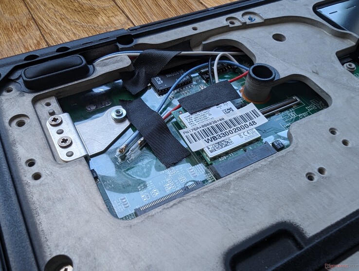 Löstagbar WLAN-modul. Extra antenn medföljer för installation av WAN-modulen