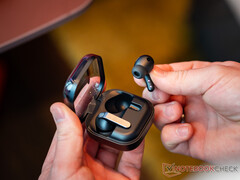 Buds 4 Pro är tillgängliga för förbeställning. På bilden: den svarta varianten av öronsnäckorna.