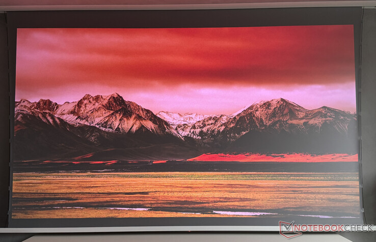 I dagsljus (fönsterfronten till höger) ger VisionMaster Max fortfarande en klart igenkännlig bild