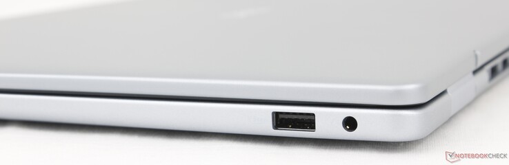 Höger sida: USB-A 3.2 Gen. 1, 3,5 mm headset