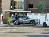 En Rivian R2 som laddar vid en Tesla Supercharger (Bildkälla: Chrisediting on X)