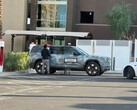 En Rivian R2 som laddar vid en Tesla Supercharger (Bildkälla: Chrisediting on X)