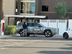 En Rivian R2 som laddar vid en Tesla Supercharger (Bildkälla: Chrisediting on X)