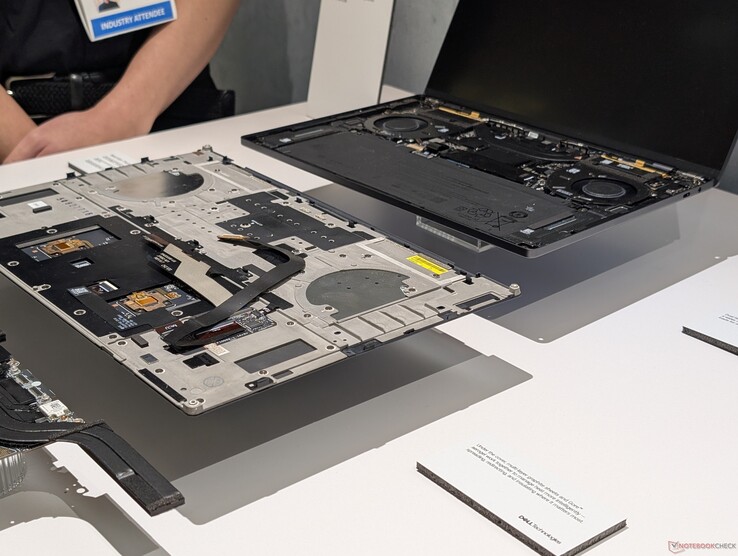Var försiktig så att du inte skadar tangentbordets bandkabel när du lyfter bort C-locket från D-locket