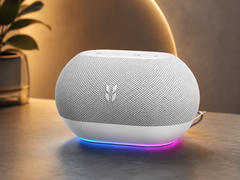 Ugreen Smart Speaker har en design i form av en småsten