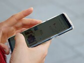 En hand håller en Android-smartphone som visar en kartapp.