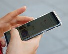En hand håller en Android-smartphone som visar en kartapp.
