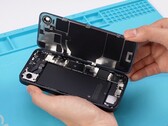 Apple iPhone 16e gör det relativt enkelt att byta batteri och baksida. (Bildkälla: REWA Technology)