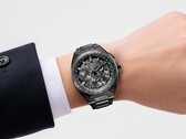Citizen Attesa CC4107-80H på handleden, med sitt helsvarta titanboett och integrerade armband.